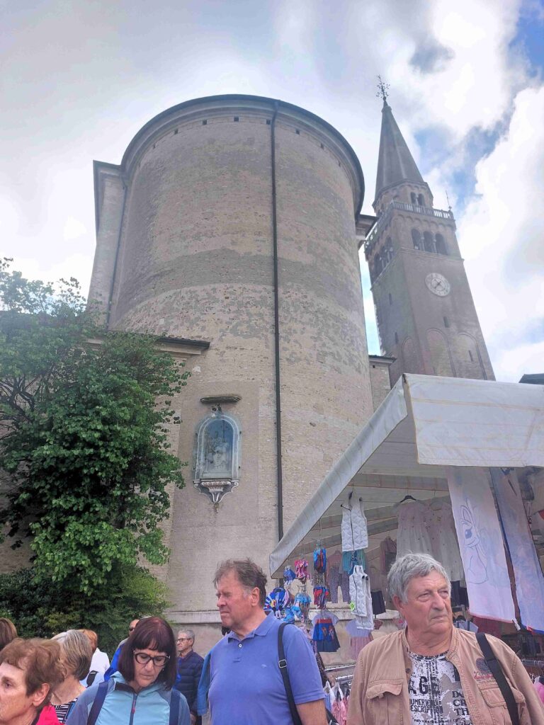 Zvonik se že pošteno nagiba